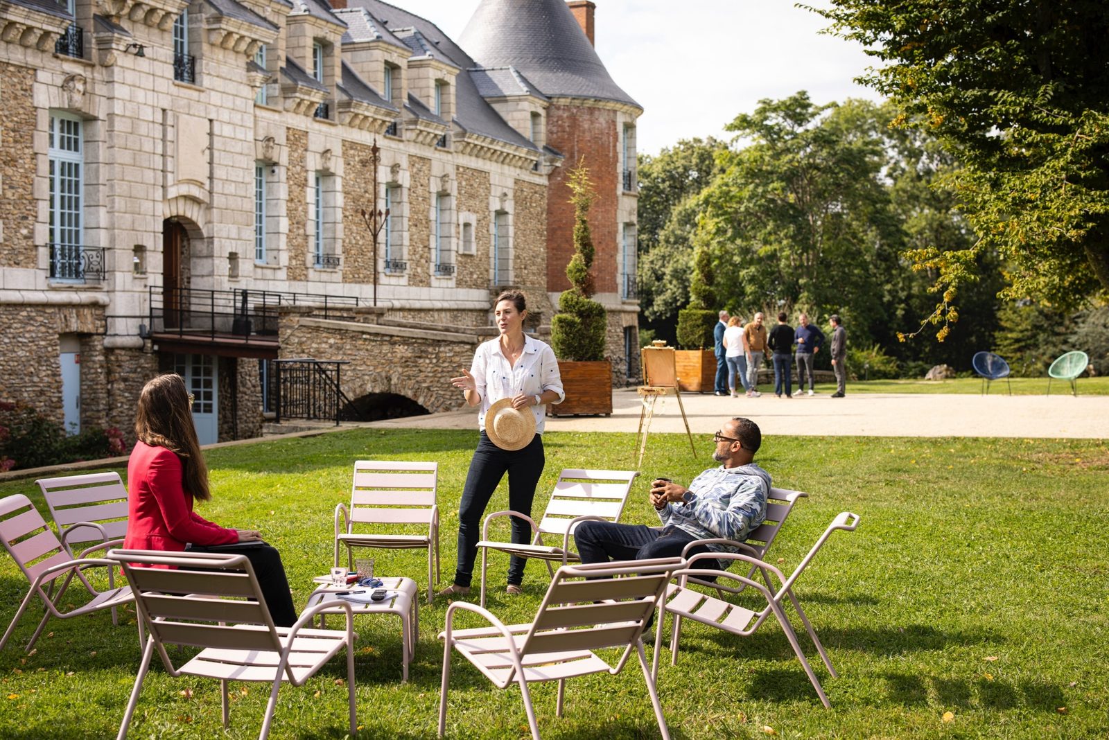 Séminaire en extérieur devant un château