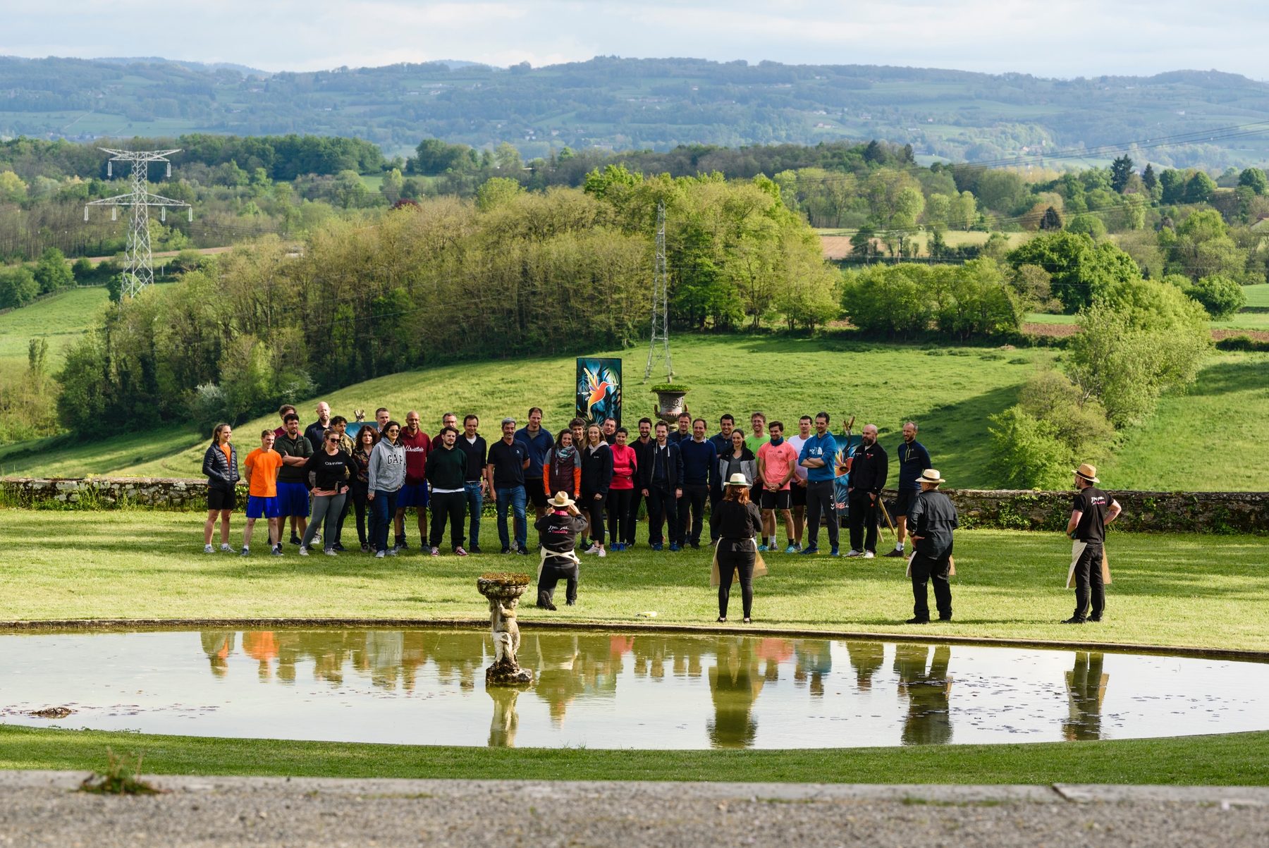 Groupe de participants réunis dans un pré lors d'un séminaire